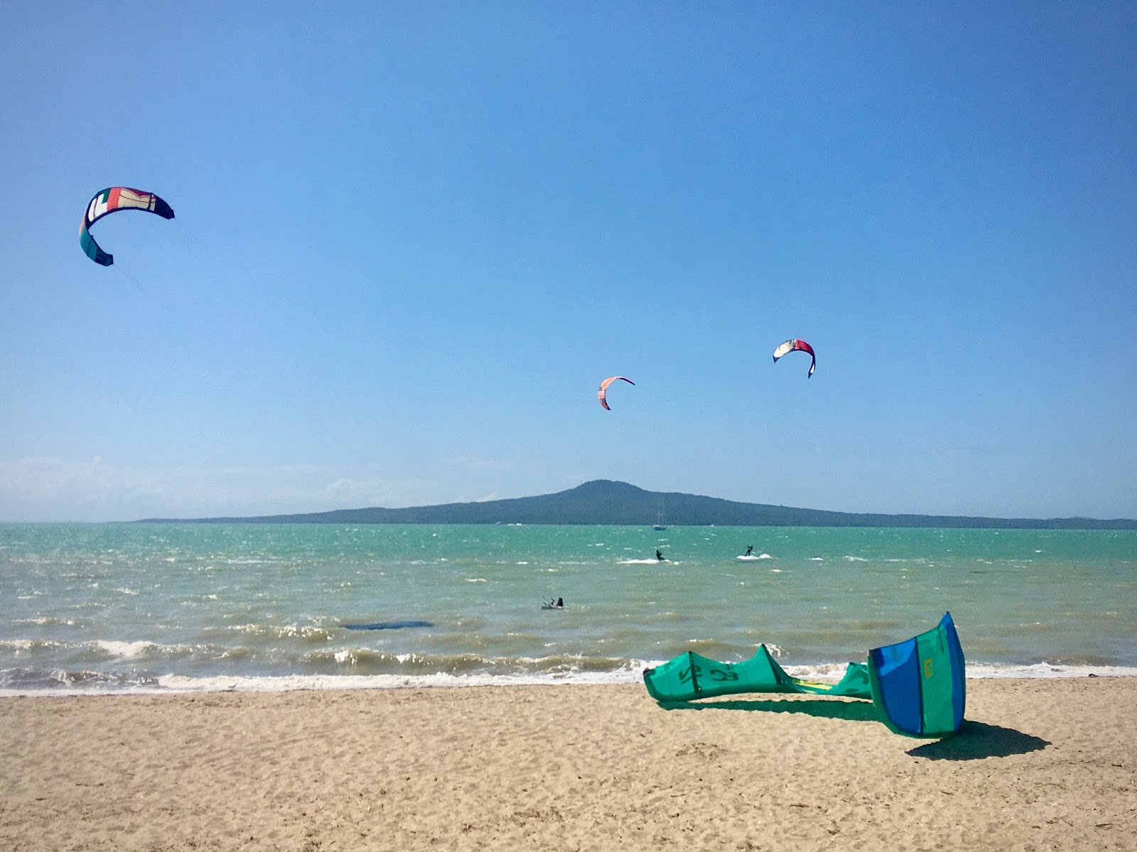 Foto de St Heliers Beach com água turquesa superfície