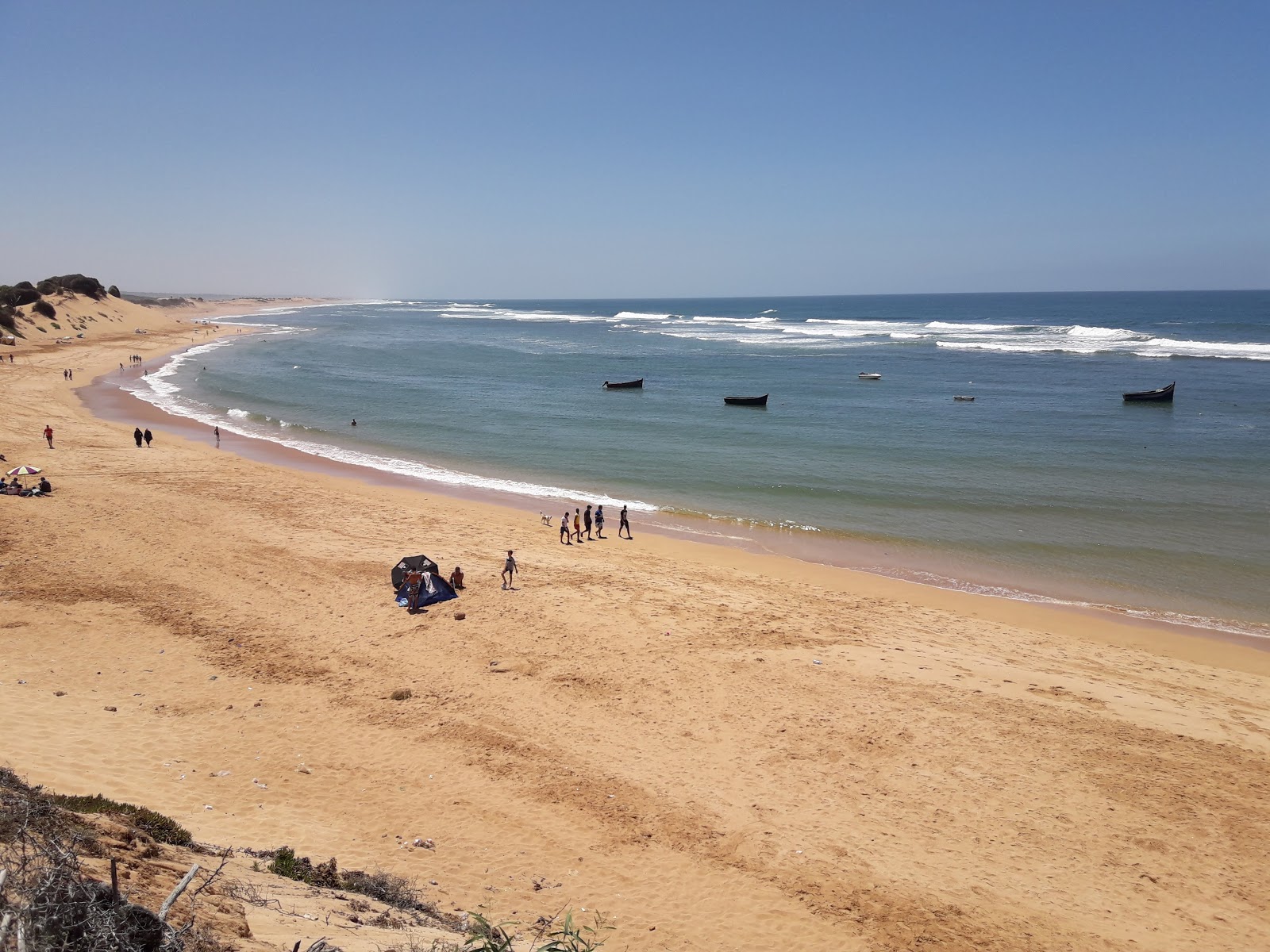 Plage Mriziga的照片 带有细腻的米色沙子表面