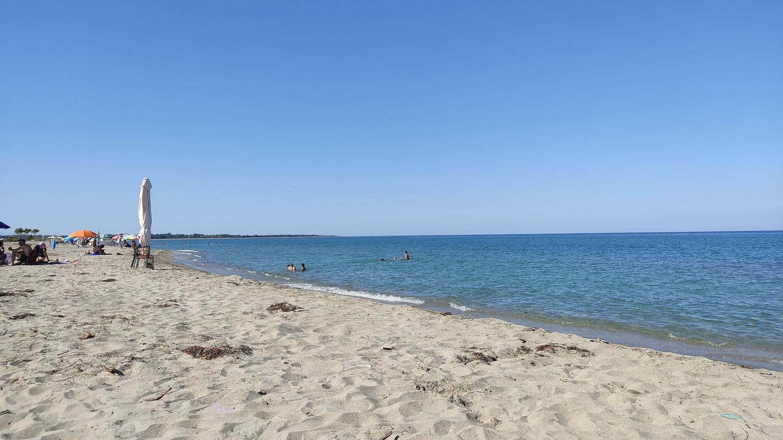Foto di Alexandrian beach con una superficie del sabbia luminosa