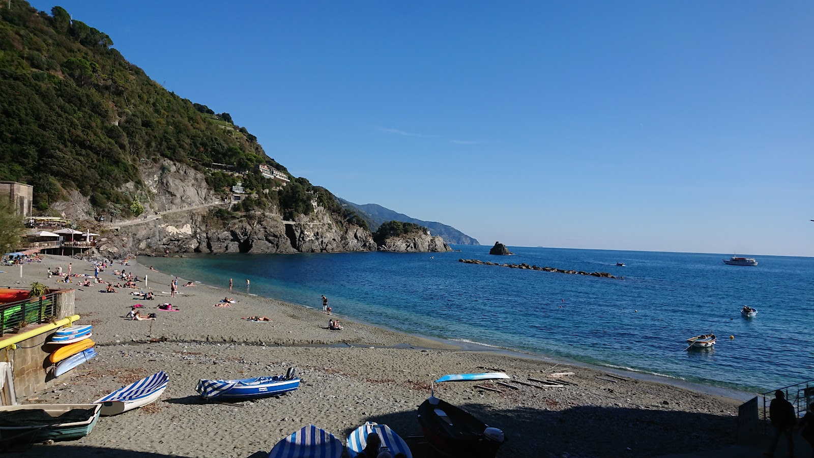 Photo de Plage de Fegina protégé par des falaises
