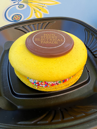 Electrical Parade lemon macaron 🤐