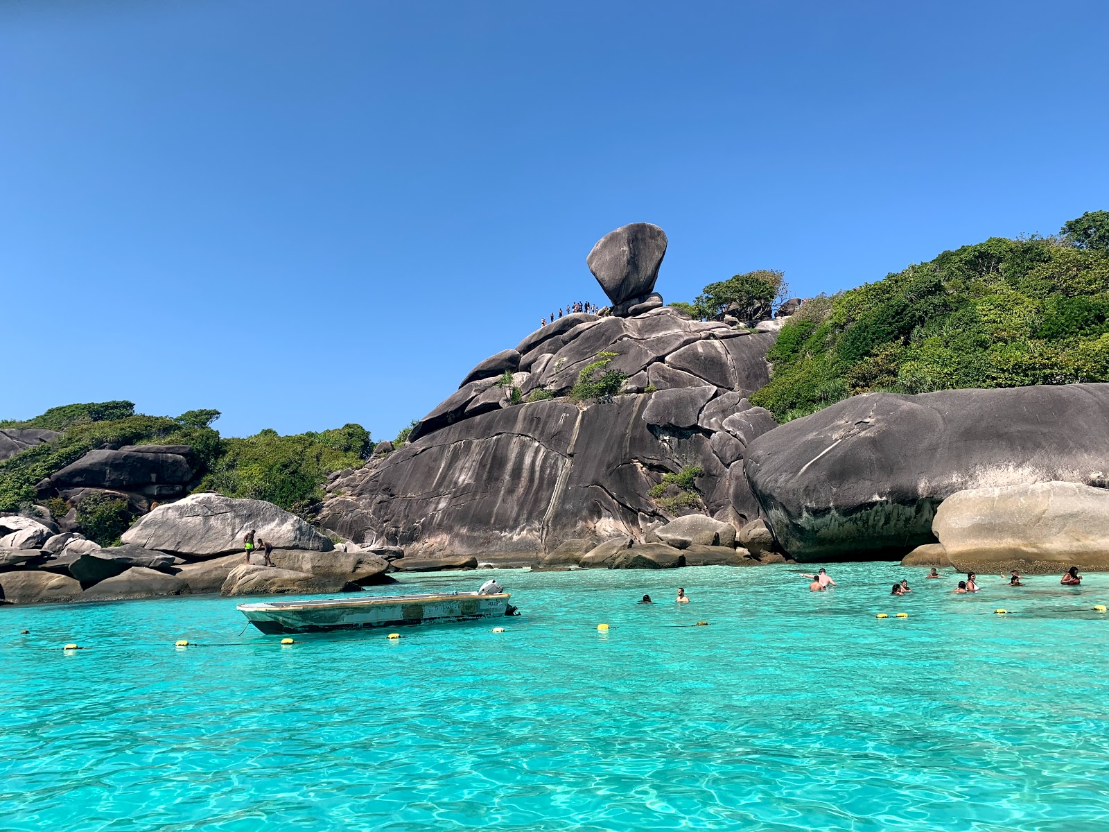 Ao Kuerk Bay Beach'in fotoğrafı geniş ile birlikte