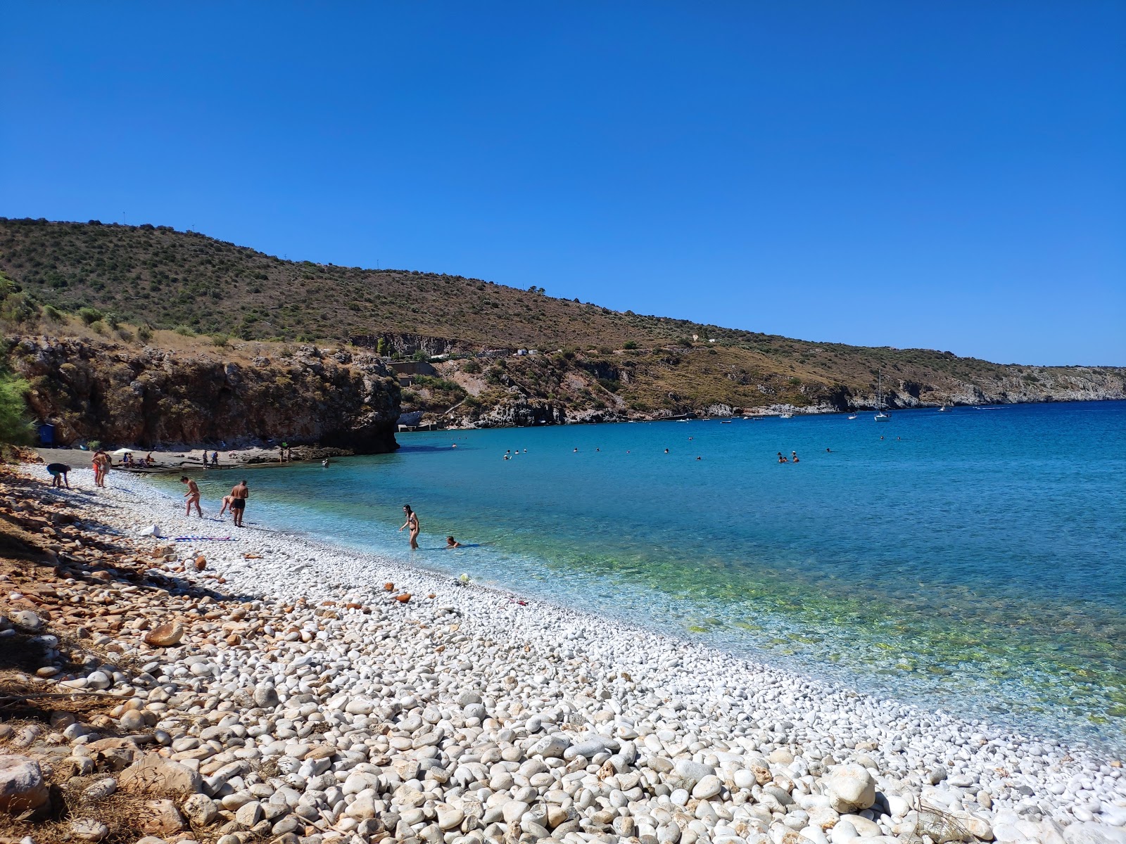 Photo de Diros beach avec l'eau cristalline de surface