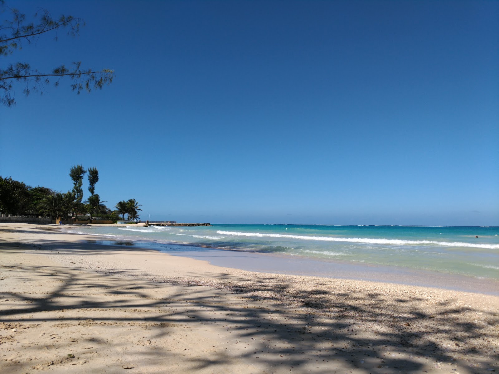 Foto van Old Fort Bay Beach met turquoise puur water oppervlakte