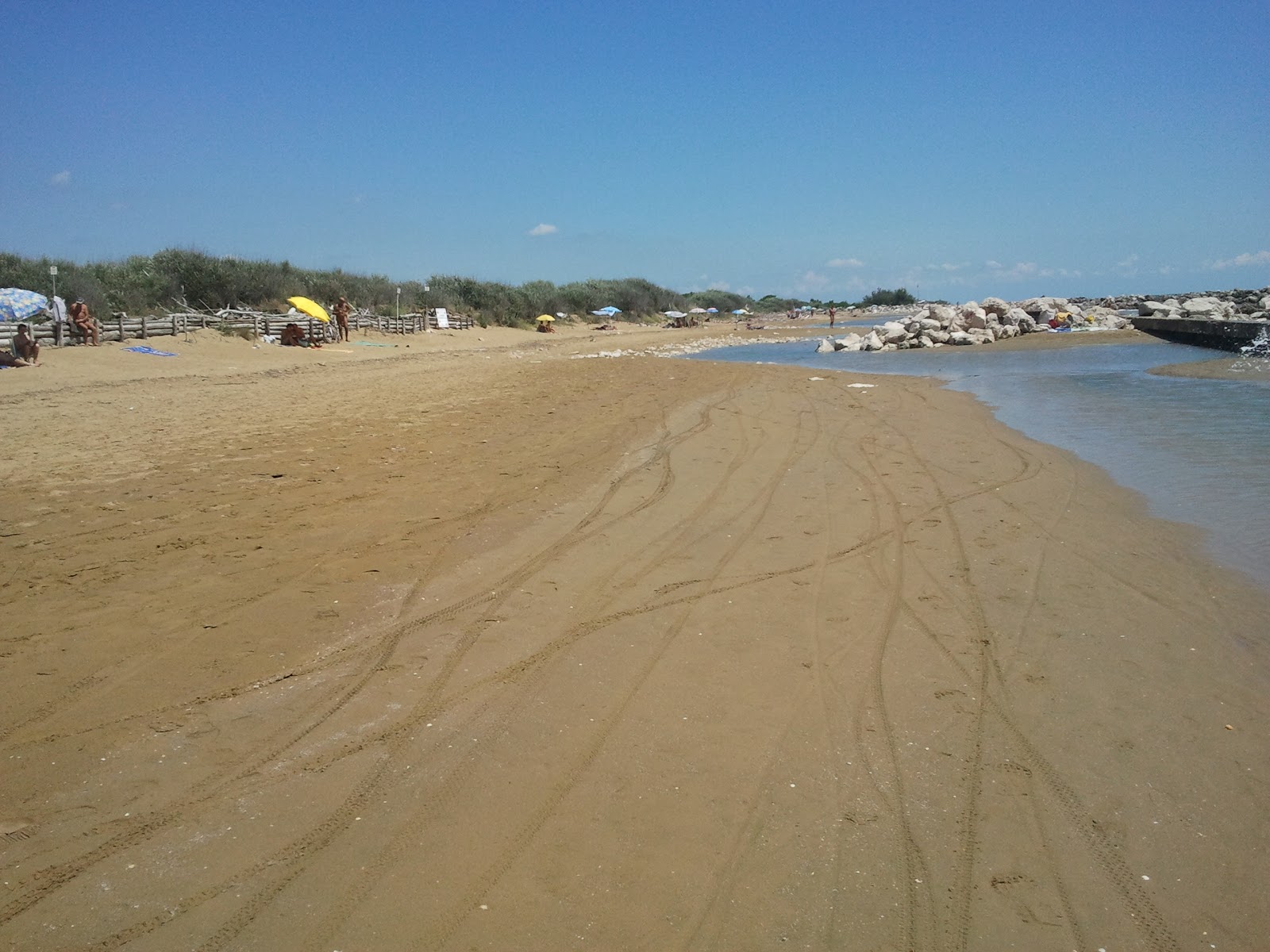 Spiaggia del Mort的照片 具有部分干净级别的清洁度