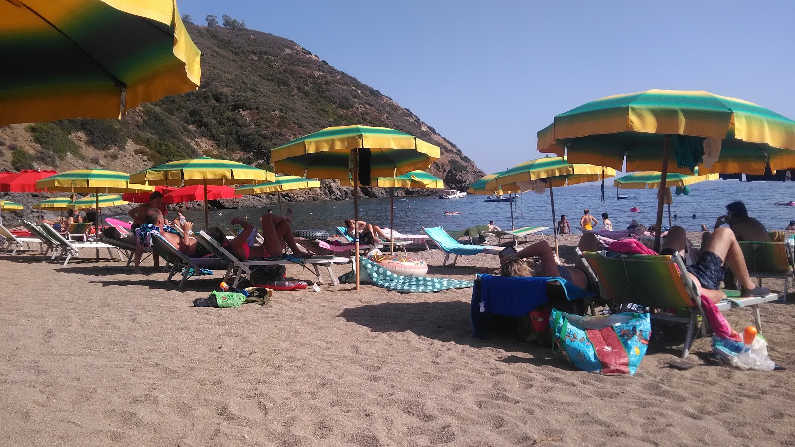 Foto di Spiaggia del Remaiolo sorretto da scogliere