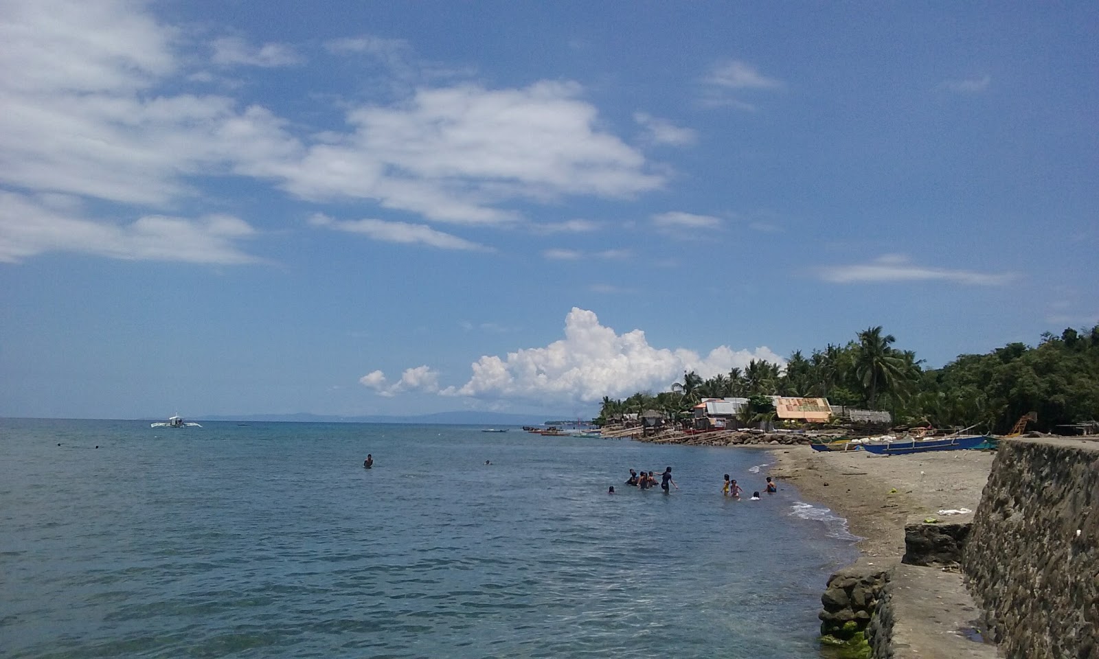 Zdjęcie Ajong Beach z powierzchnią szary piasek i kamyczki