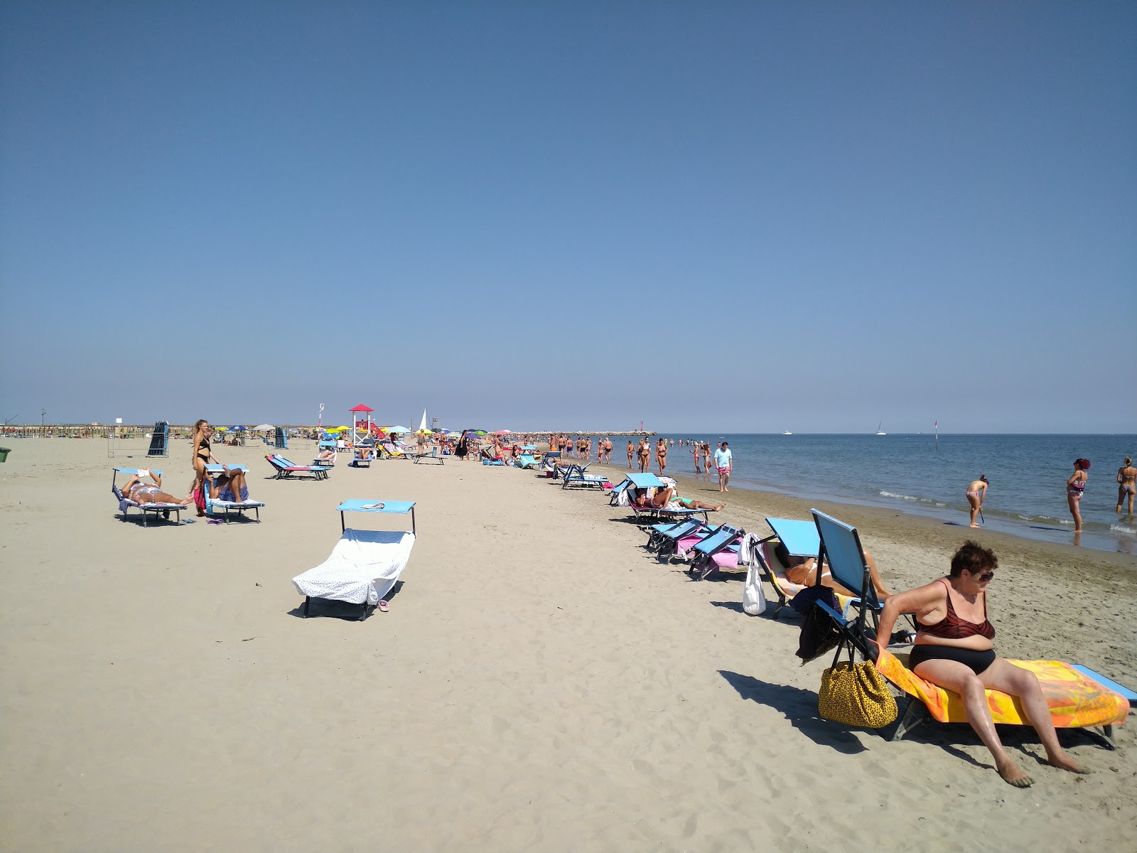 Valokuva Spiaggia di Comacchioista. pinnalla turkoosi puhdas vesi:n kanssa