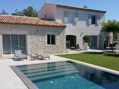 Nuances de bleu constructeur piscine béton à Nîmes