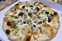 Plats et boissons du Pizzas à emporter Kiki gusto pizza à Saint-Priest - n°1