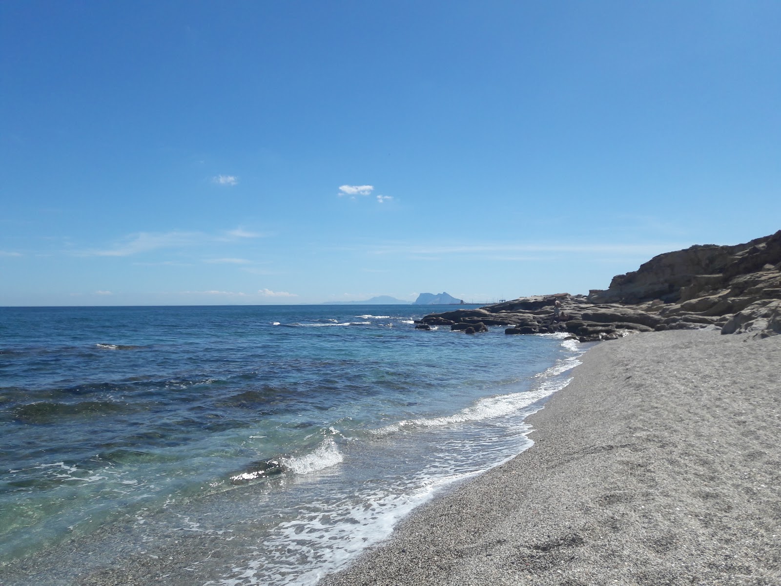 Foto von Playa de Cala Sardina mit sehr sauber Sauberkeitsgrad