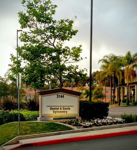 Daniel & Davis Optometry image