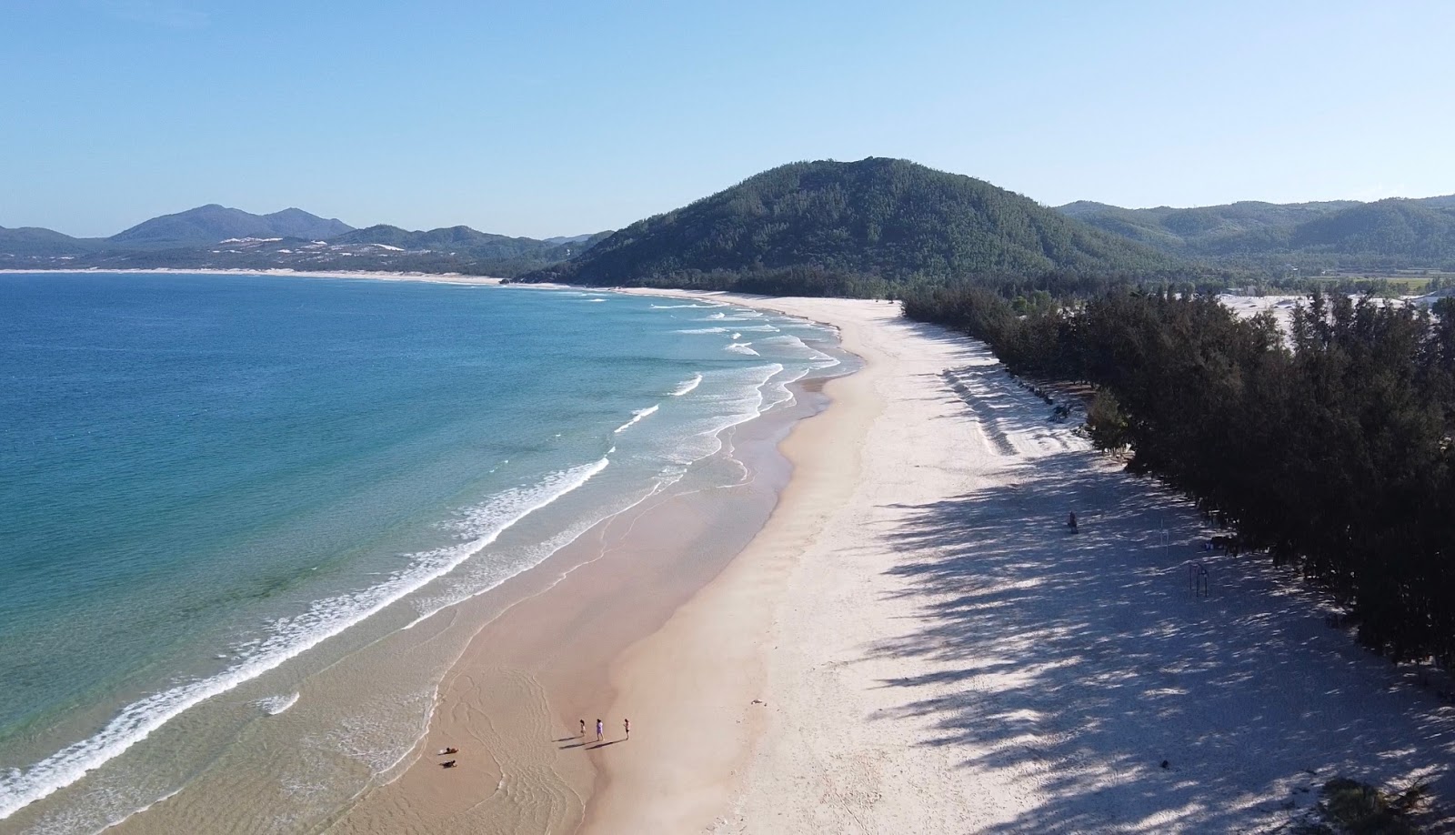 Photo de Tu Nham Beach avec rivage droit, long