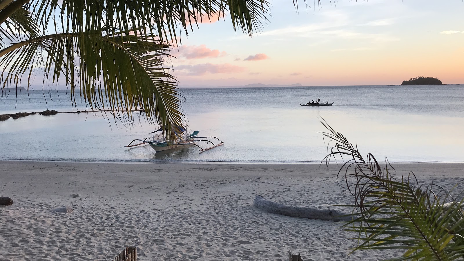 Lumambong Beach的照片 带有碧绿色纯水表面