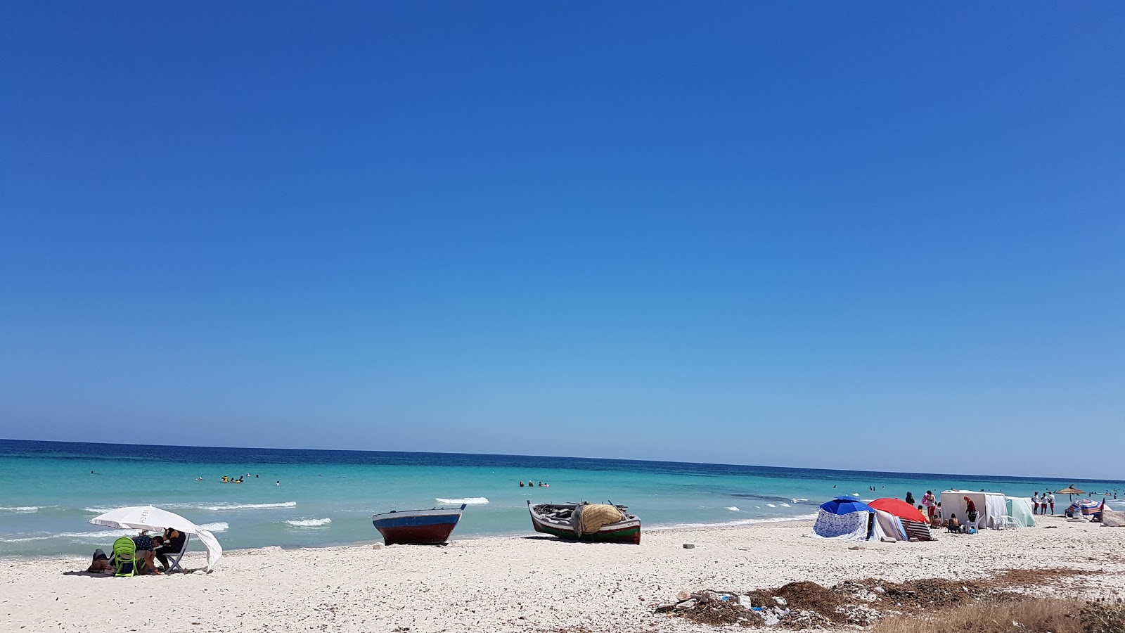 Foto di Plage De Rejiche con una superficie del sabbia bianca