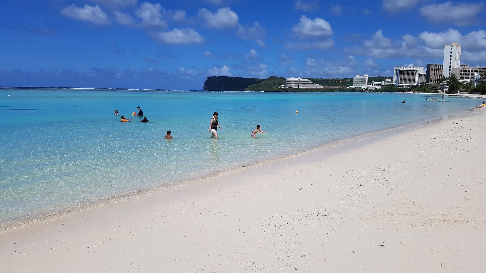 Foto van Matapang Beach Park met wit fijn zand oppervlakte