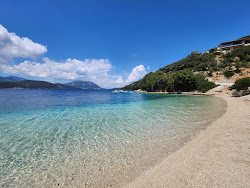Foto di Ammoglossa Beach sorretto da scogliere