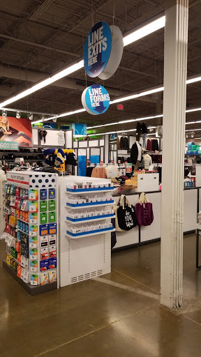 Clothing Store «Old Navy», reviews and photos, 1025 Veterans Pkwy, Clarksville, IN 47129, USA