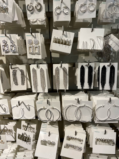 Clothing Store «H&M», reviews and photos, 37 Aquarium Way, Long Beach, CA 90802, USA