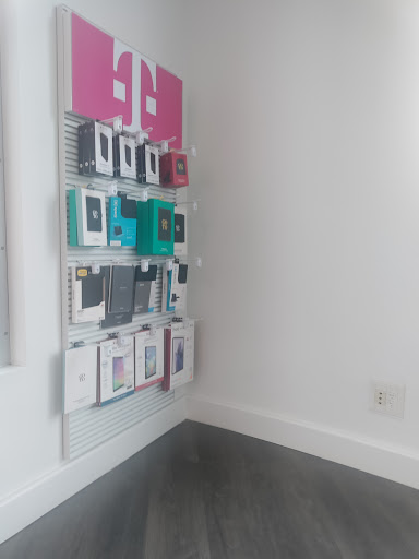 Cell Phone Store «T-Mobile», reviews and photos, 920 15th St SW Suite 105, Auburn, WA 98001, USA