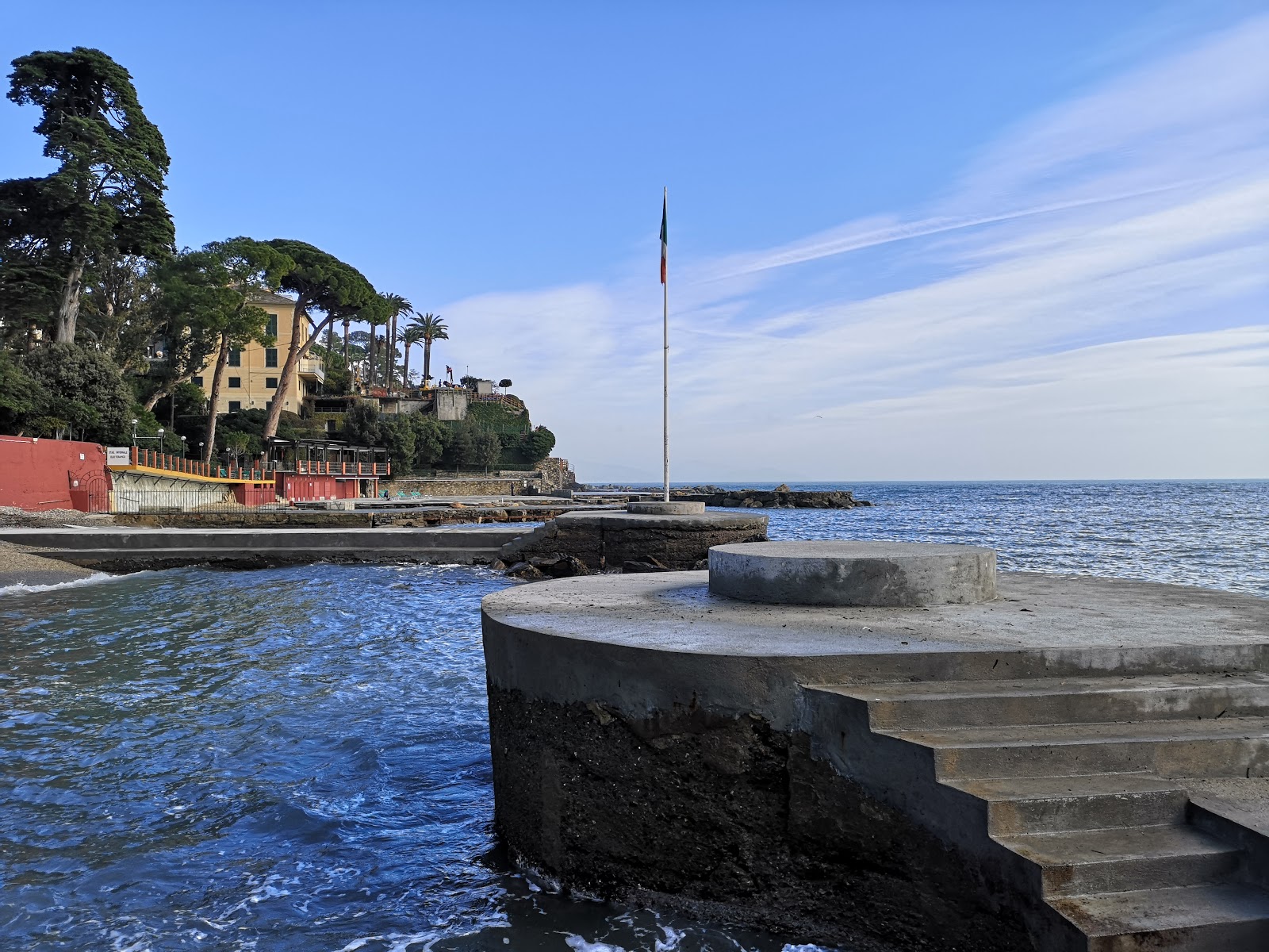 Valokuva Terrazza del Soleista. pinnalla sininen vesi:n kanssa