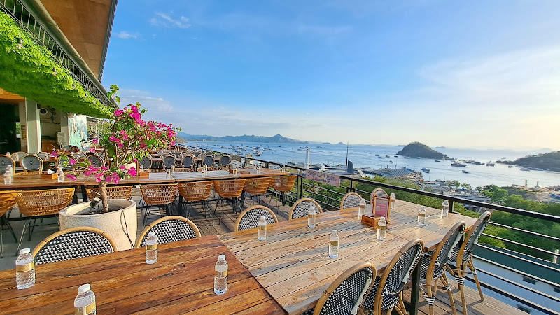 Taman Laut Handayani Seafood Restaurant Labuan Bajo