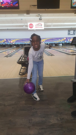 Bowling Alley «Showplace Entertainment Center», reviews and photos, 141 E Service Rd, Staten Island, NY 10314, USA