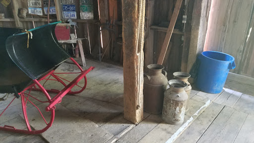 Tourist Attraction «Secrest 1883 Octagonal Barn», reviews and photos, 5750 Osage St SE, West Liberty, IA 52776, USA