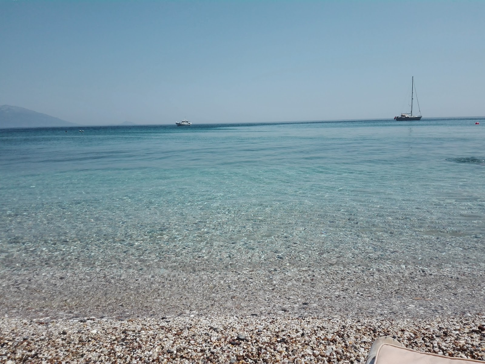 Limnionas beach'in fotoğrafı - rahatlamayı sevenler arasında popüler bir yer