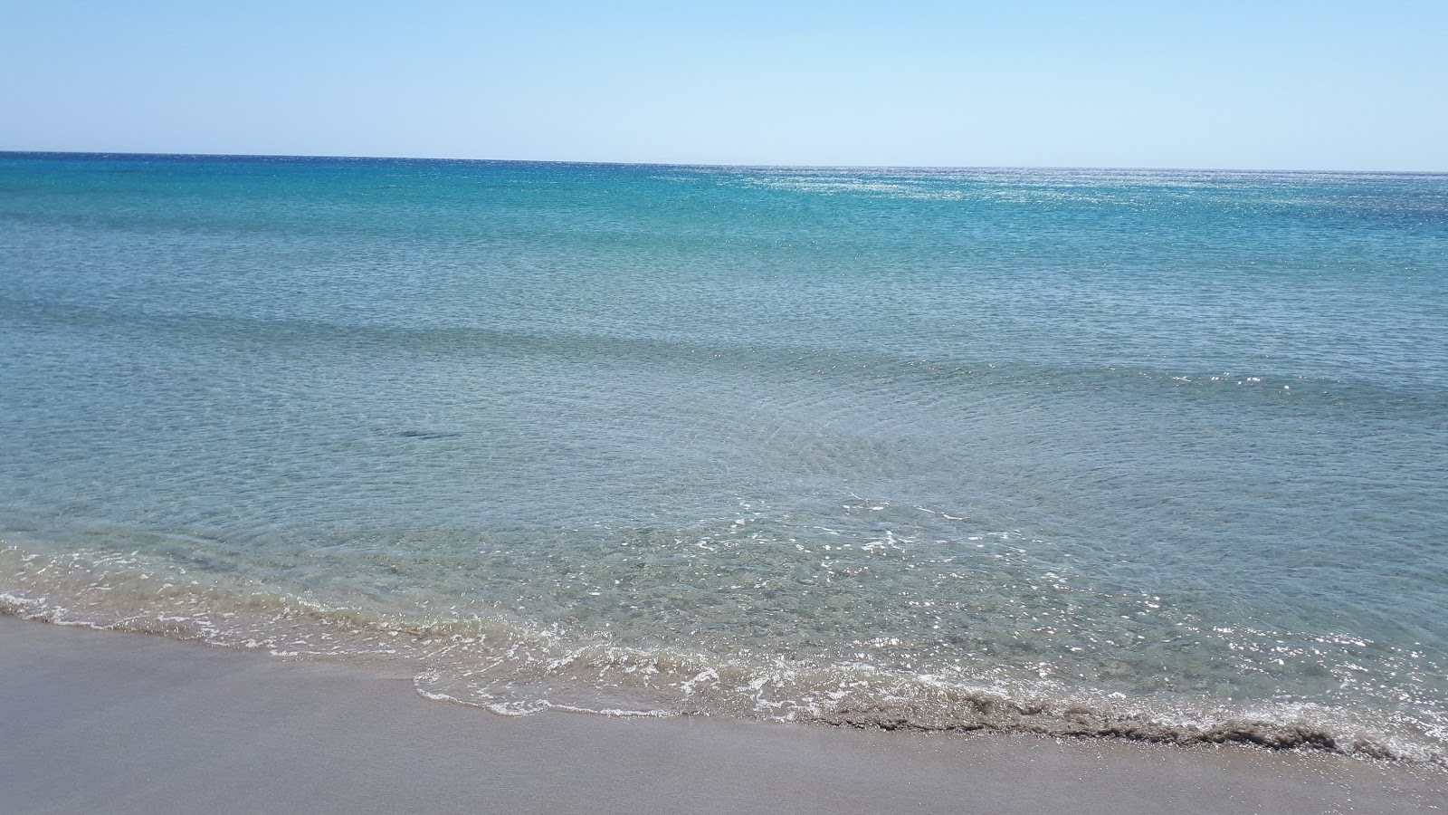 Foto von Vatalos beach mit türkisfarbenes wasser Oberfläche