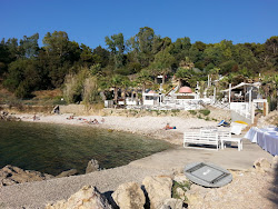 Spiaggia Cala Rossa'in fotoğrafı dağlarla çevrili