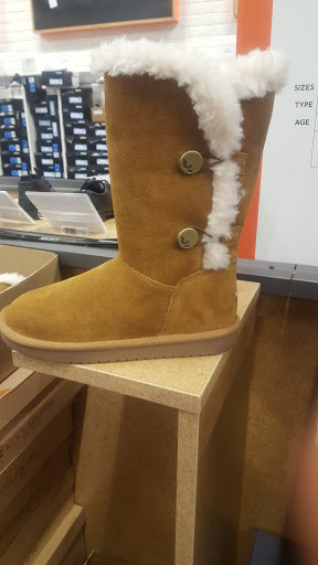 Shoe Store «DSW Designer Shoe Warehouse», reviews and photos, 1400 Northern Blvd, Manhasset, NY 11030, USA