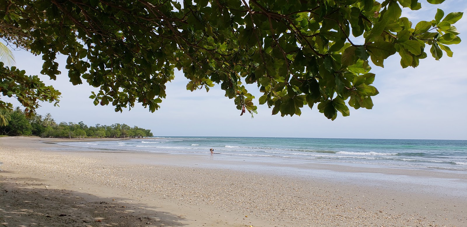 Foto von Langogan Beach und die siedlung