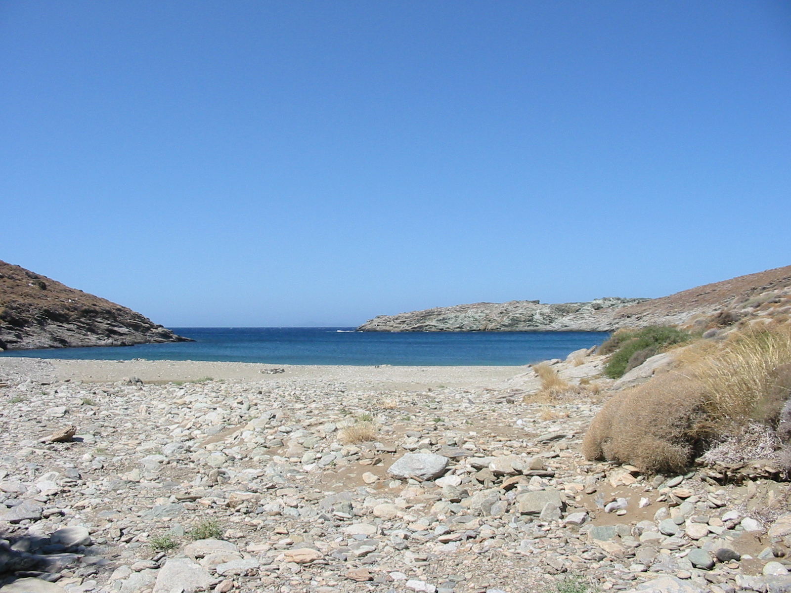 Paralia Vroskopos'in fotoğrafı uçurumlarla desteklenmiş