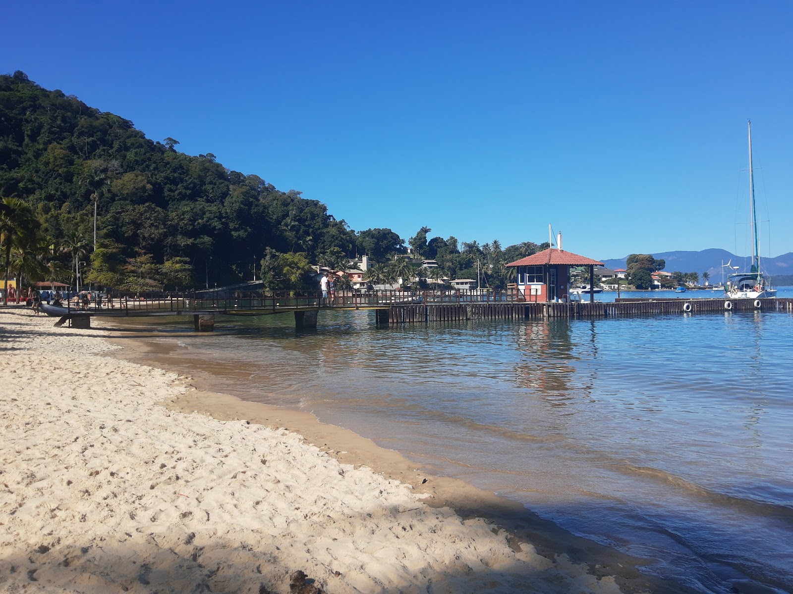 Foto von Großer Strand mit sehr sauber Sauberkeitsgrad