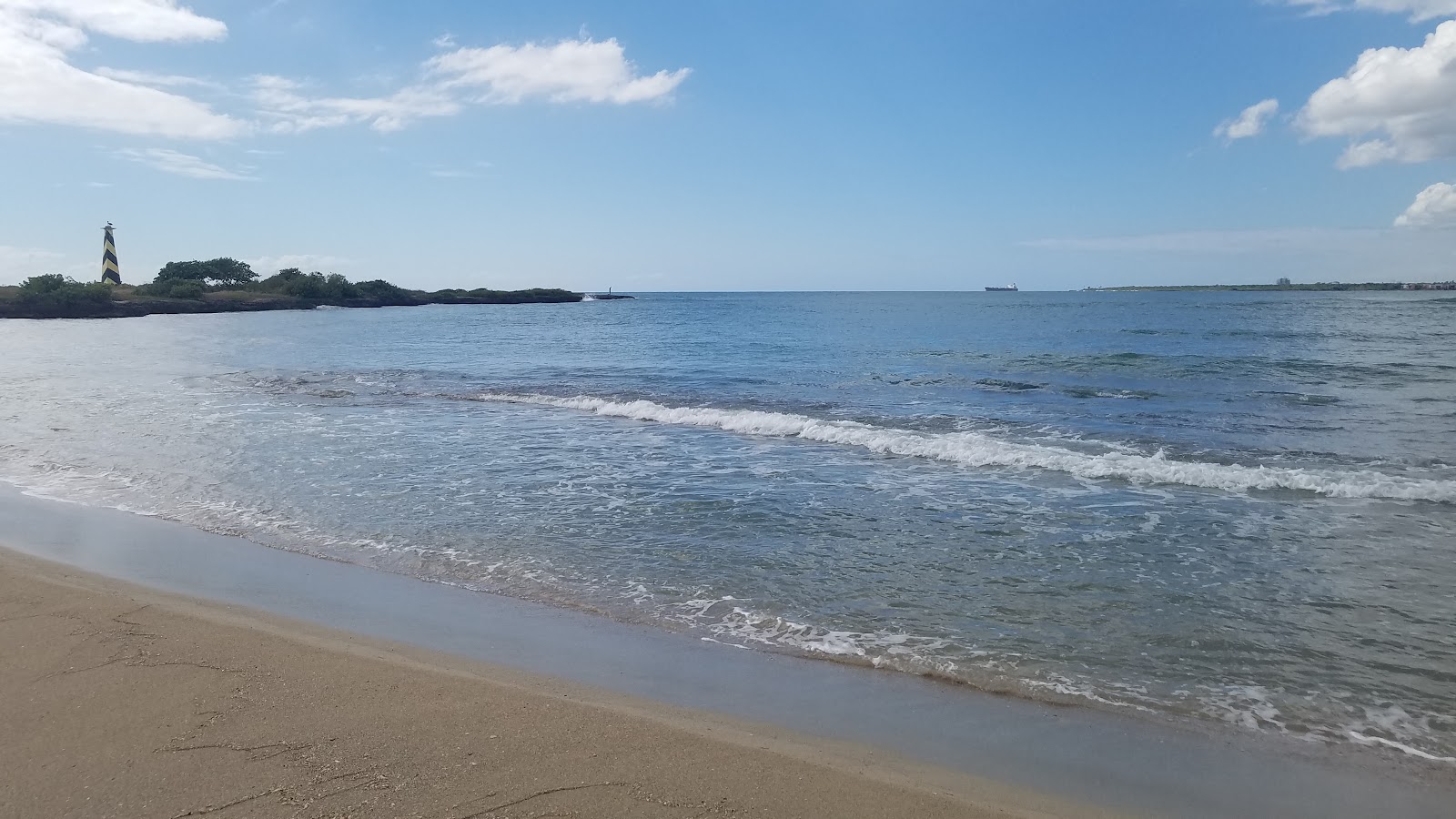 Foto av Muerto beach med grå sand och stenar yta