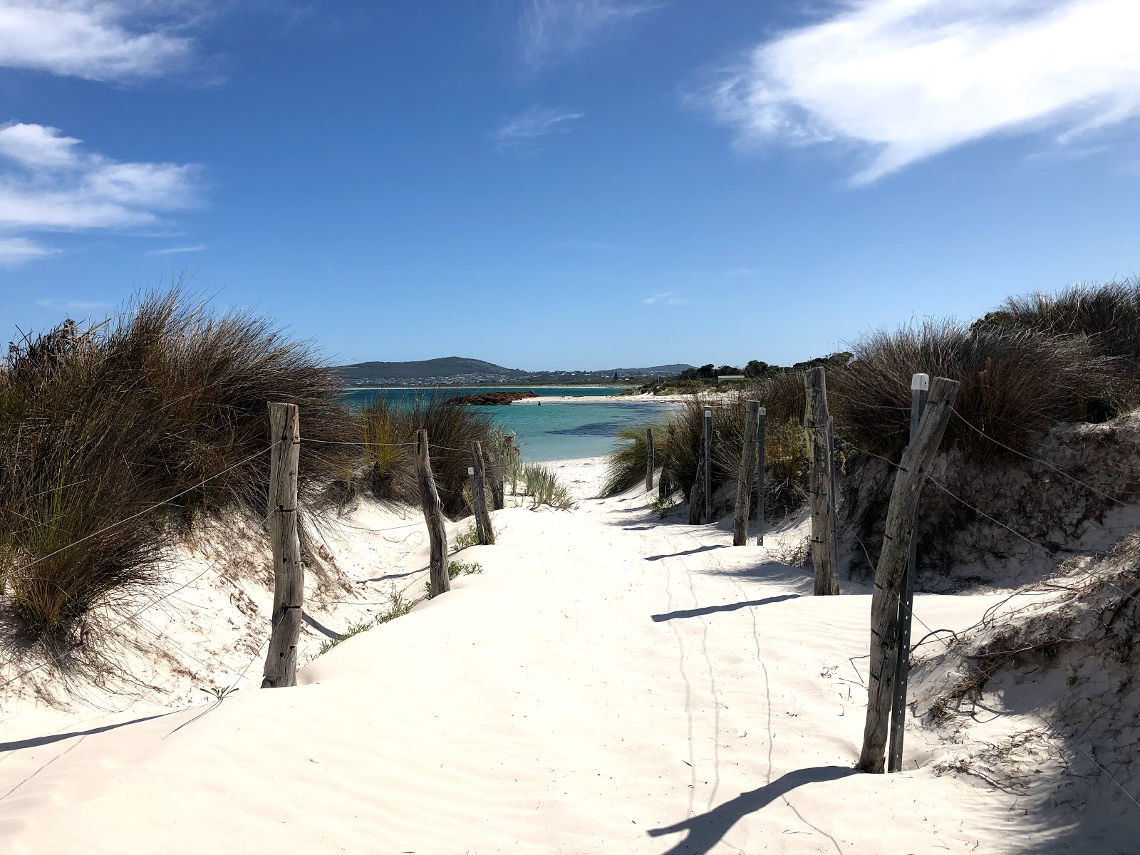 Emu Beach的照片 带有碧绿色纯水表面