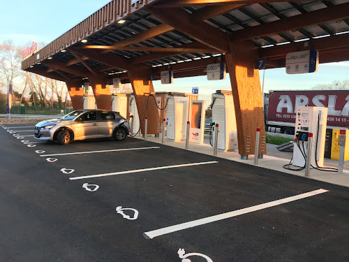 Borne de recharge de véhicules électriques TotalEnergies Charging Station Thorigné-en-Charnie