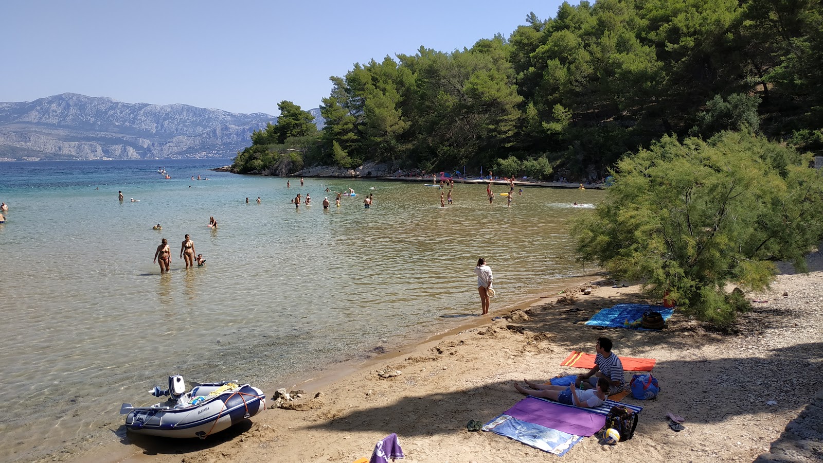 Foto van Lovrecina beach ondersteund door kliffen