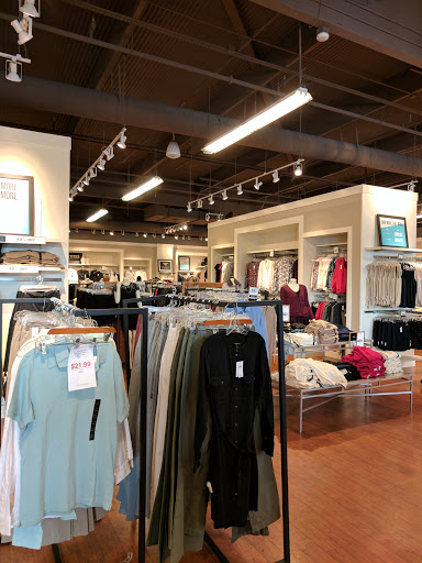 Clothing Store «Banana Republic Factory Store», reviews and photos, 681 Leavesley Rd, Gilroy, CA 95020, USA