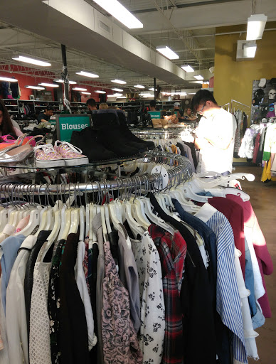 Used Clothing Store «Buffalo Exchange Houston», reviews and photos, 2901 S Shepherd Dr, Houston, TX 77098, USA
