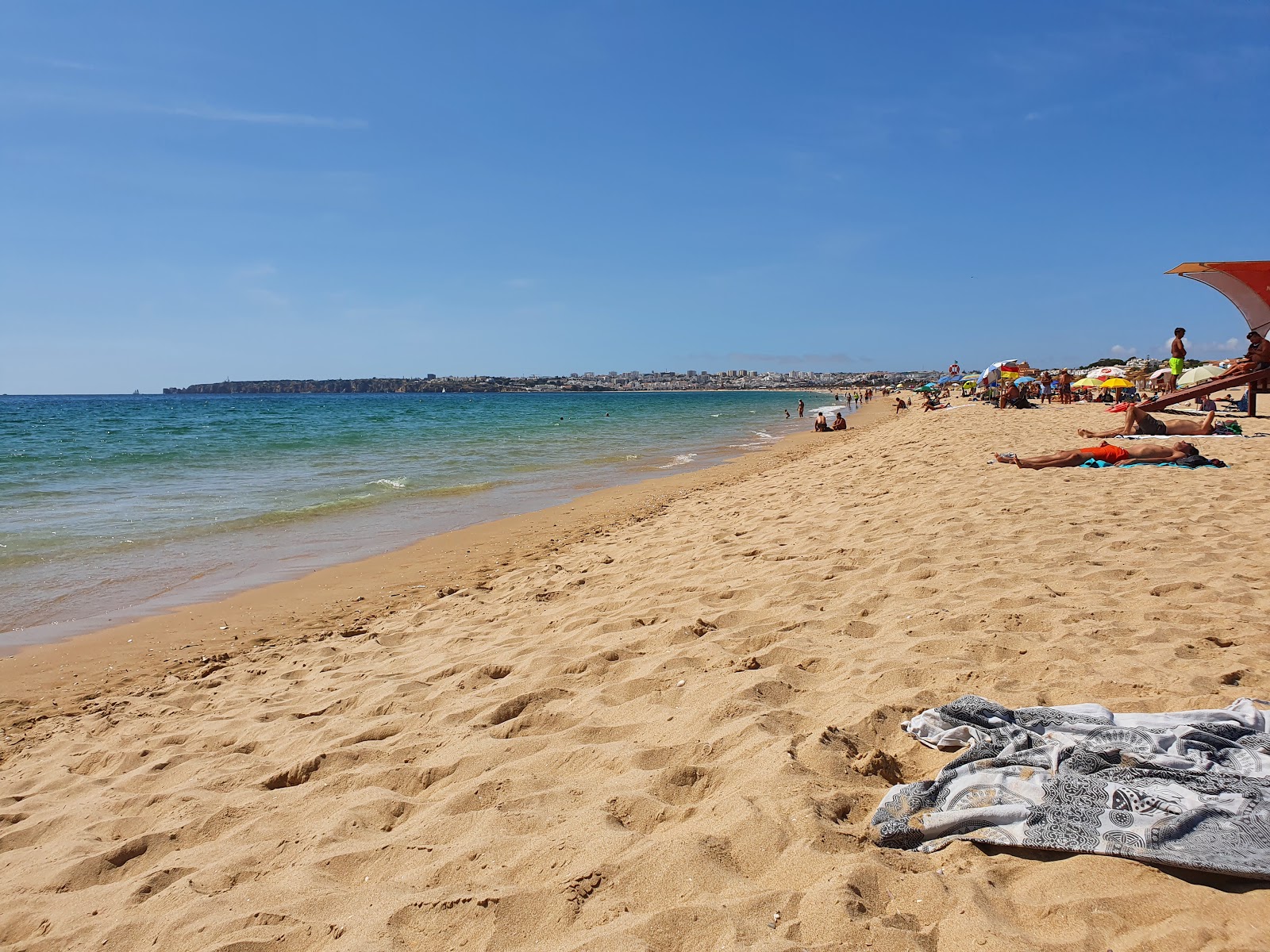 Foto de Meia Praia com alto nível de limpeza