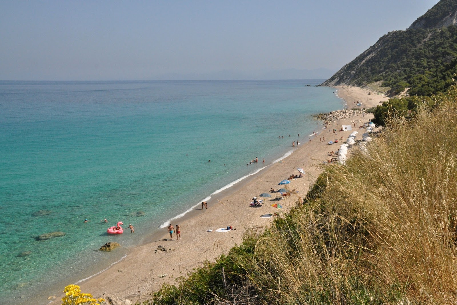 Pefkoulia Beach的照片 带有长直海岸