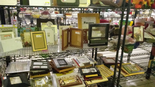 Thrift Store «75th & Thomas Goodwill Retail Store, Donation Center & Career Center», reviews and photos, 2929 N. 75th Ave, Phoenix, AZ 85033, USA