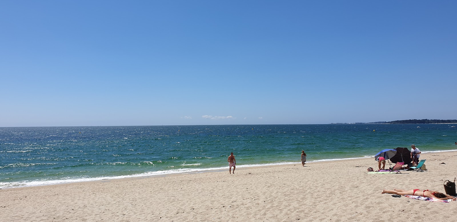 Foto av Plage De Landrezac med beige sand yta