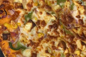 Dominer Pizza image