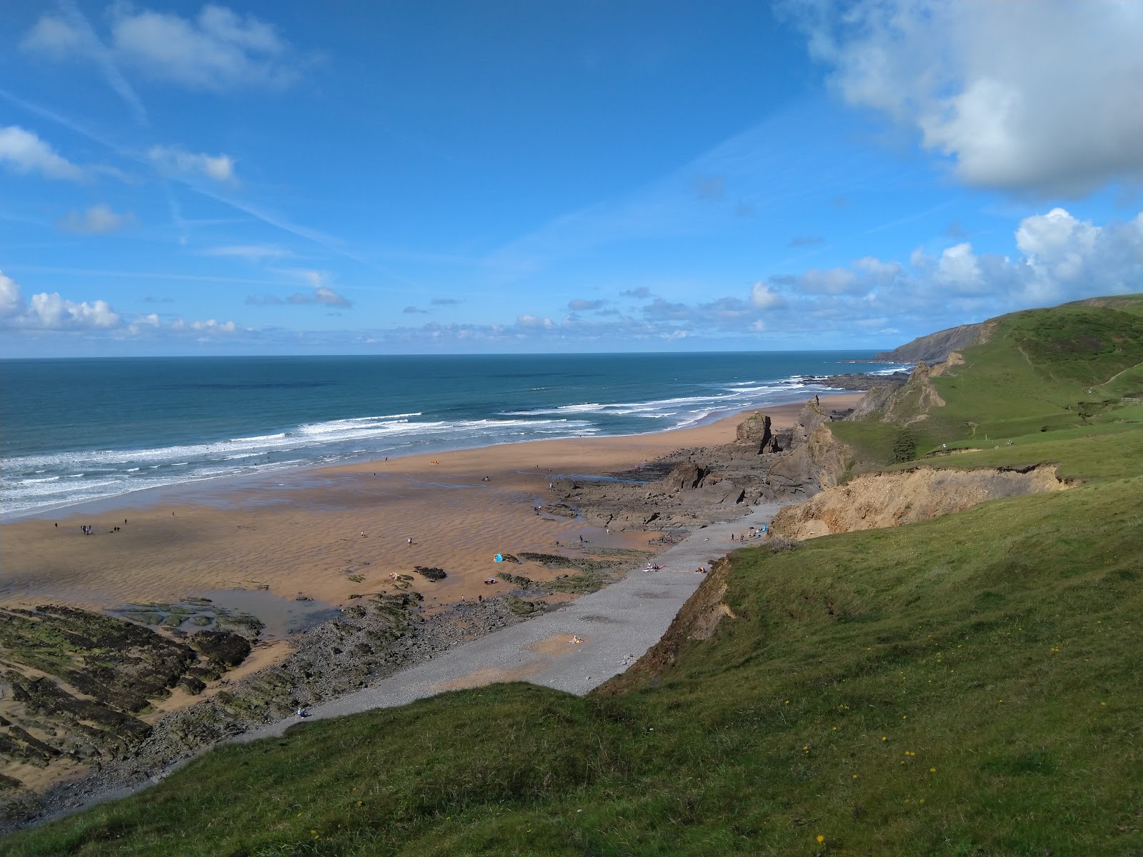 Foto de Sandymouth Bay beach con agua turquesa superficie