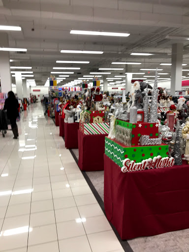 Clothing Store «Burlington Coat Factory», reviews and photos, 4849 Golf Rd, Skokie, IL 60077, USA