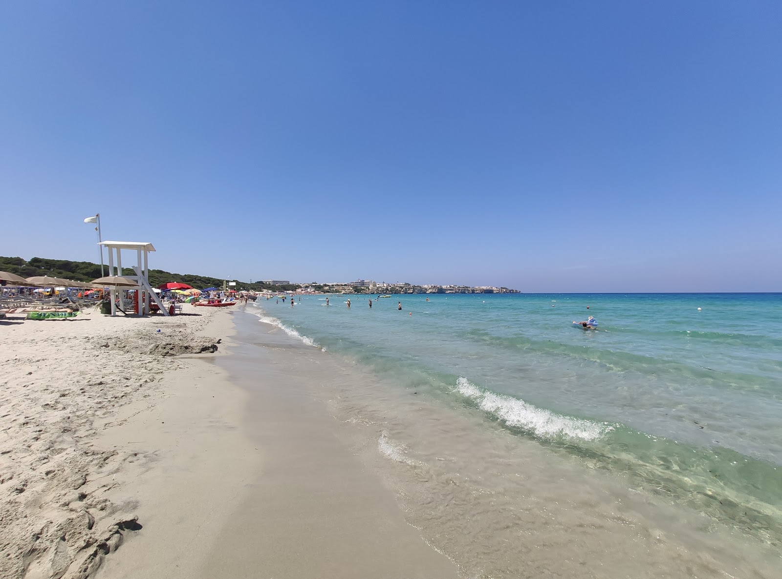 Foto von Spiaggia Torre dell'Orso mit feiner beiger sand Oberfläche