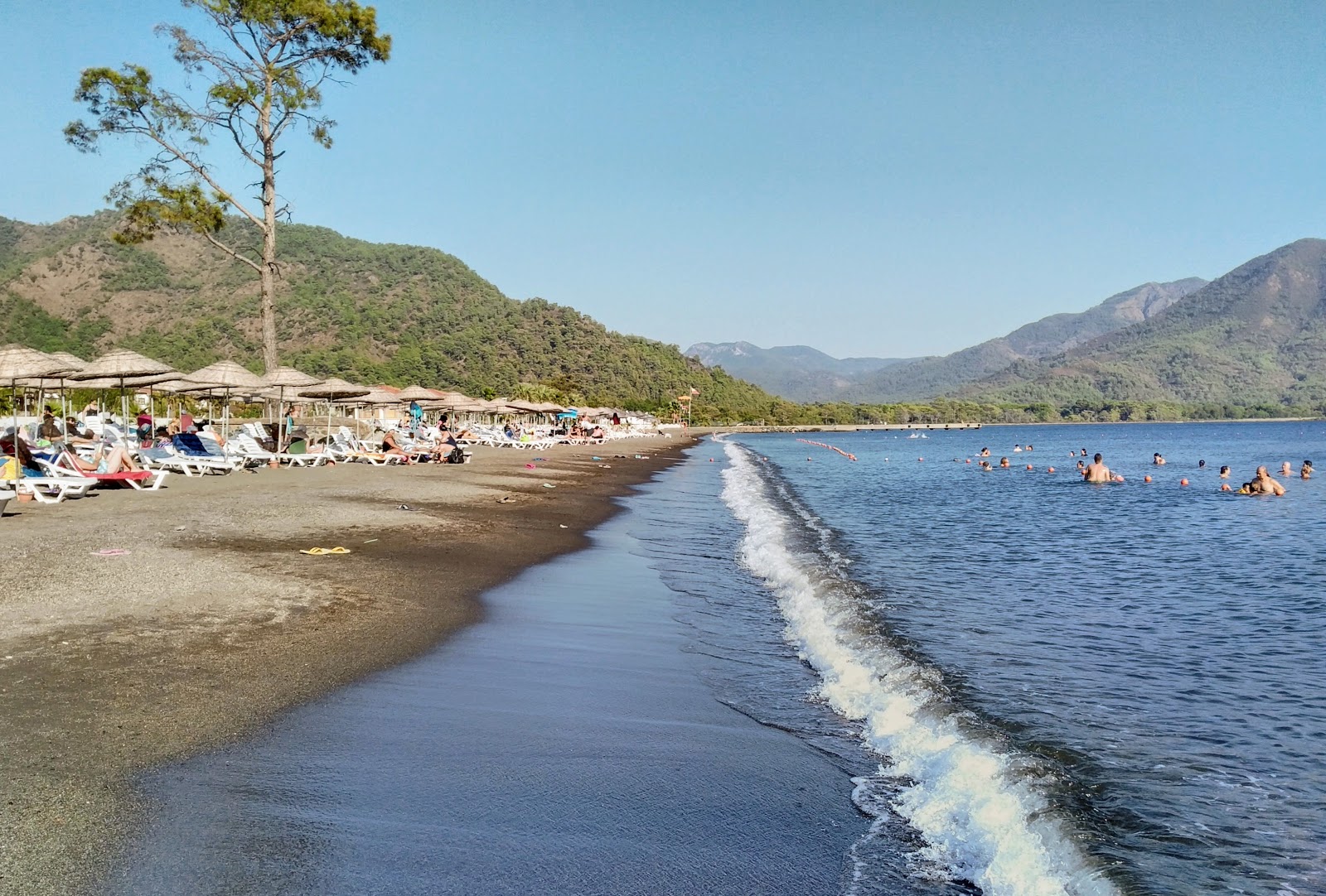 Sultaniye beach的照片 带有灰色细卵石表面